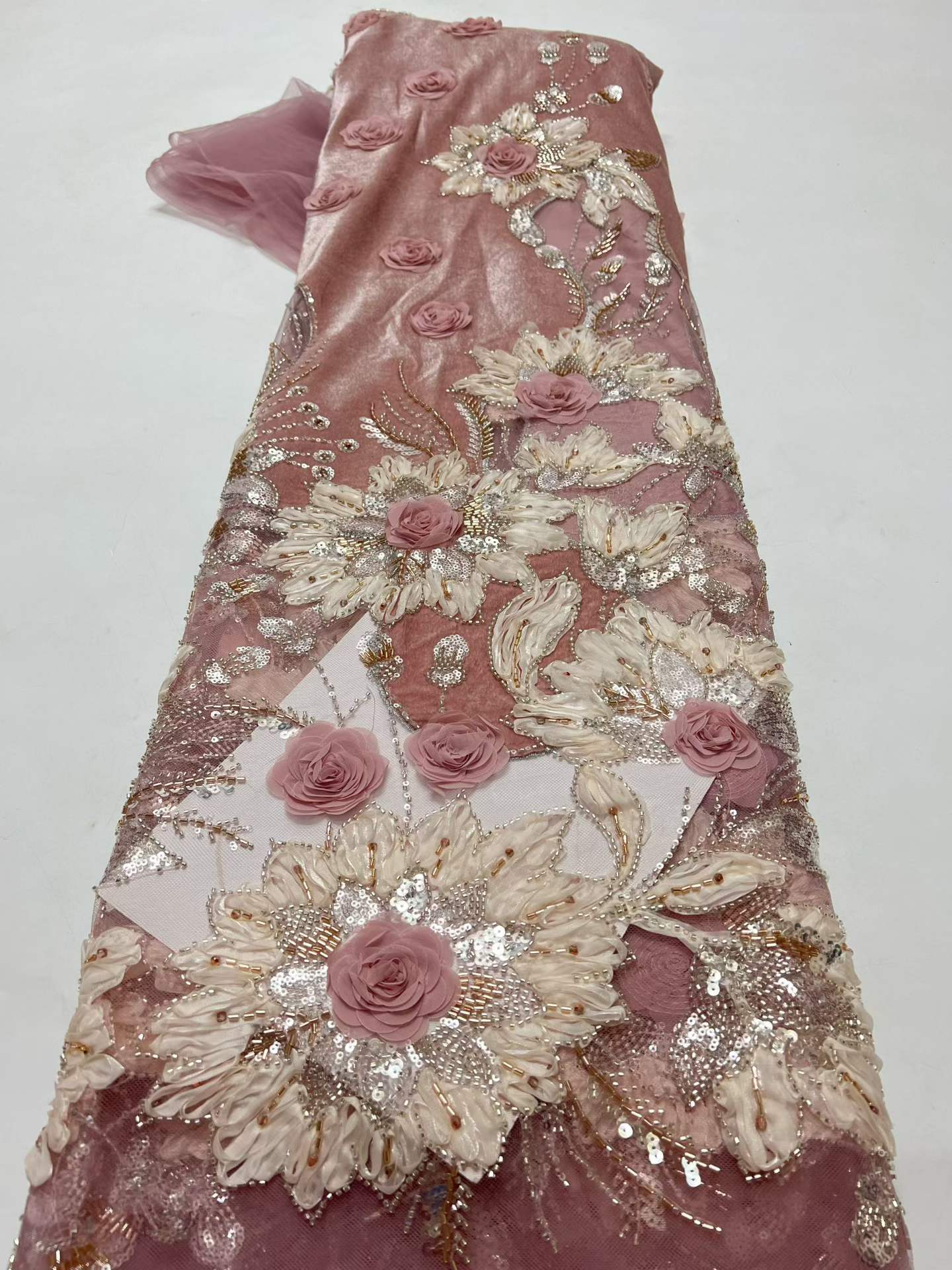 Tessuto in Velluto Africano di - Velvet Fabric Embroidery recensione e prezzo